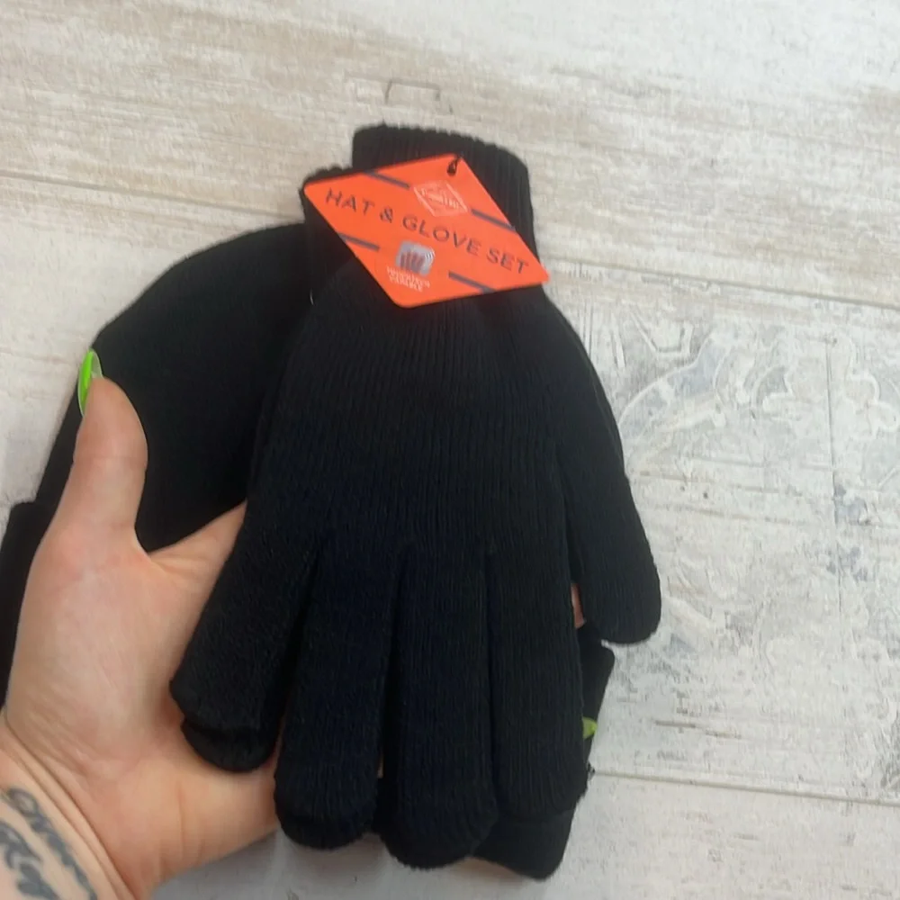 St Johns Bay Black Hat and Glove Set